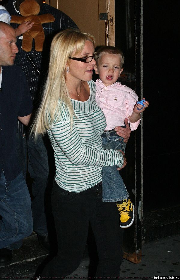 Бритни с детьми посещает мюзикл 10.jpg(Бритни Спирс, Britney Spears)