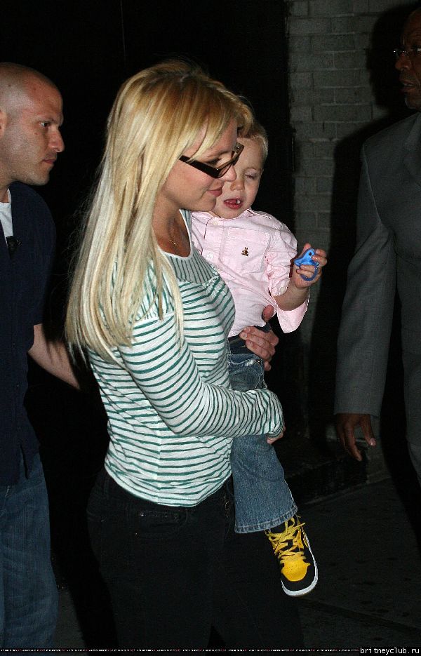 Бритни с детьми посещает мюзикл 11.jpg(Бритни Спирс, Britney Spears)