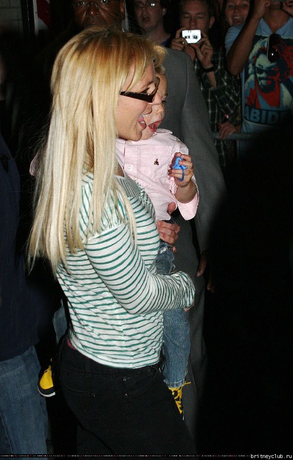 Бритни с детьми посещает мюзикл 13.jpg(Бритни Спирс, Britney Spears)