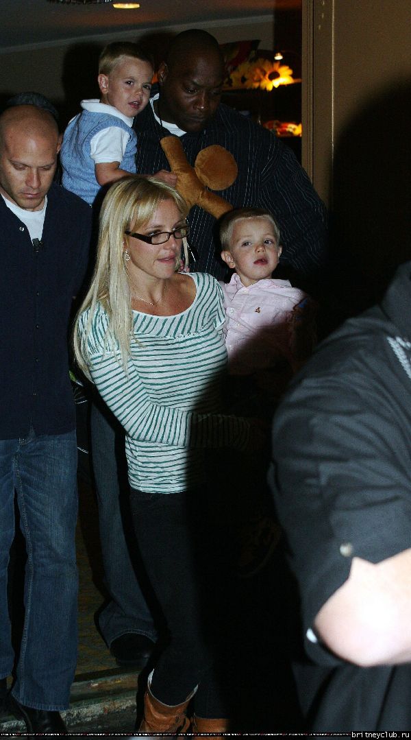 Бритни с детьми посещает мюзикл 15.jpg(Бритни Спирс, Britney Spears)
