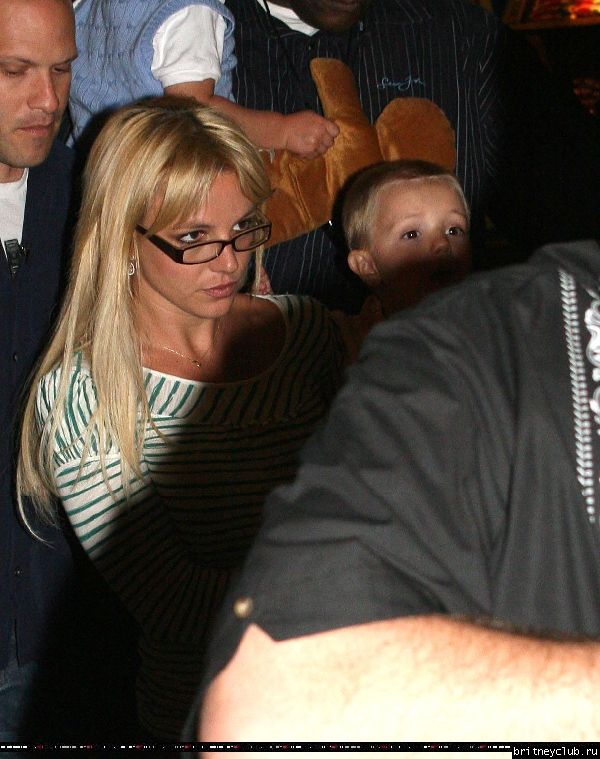 Бритни с детьми посещает мюзикл 16.jpg(Бритни Спирс, Britney Spears)