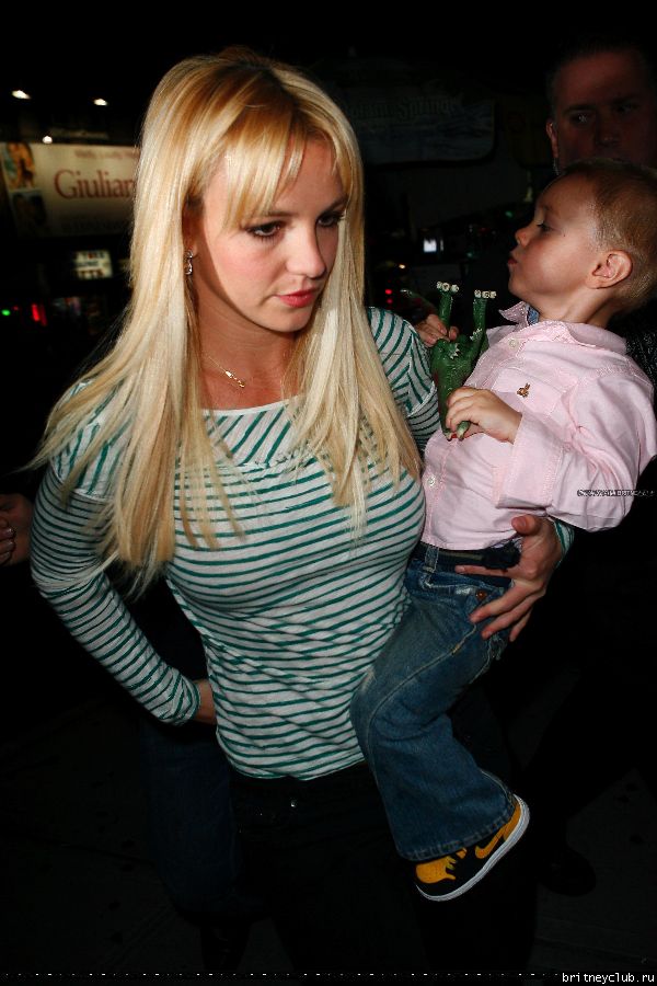 Бритни с детьми посещает мюзикл 17.jpg(Бритни Спирс, Britney Spears)