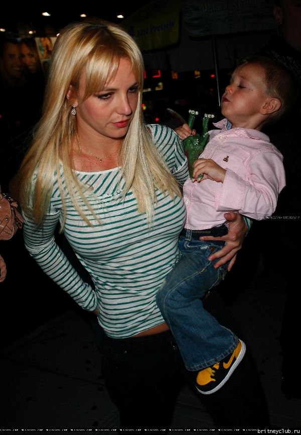 Бритни с детьми посещает мюзикл 18.jpg(Бритни Спирс, Britney Spears)