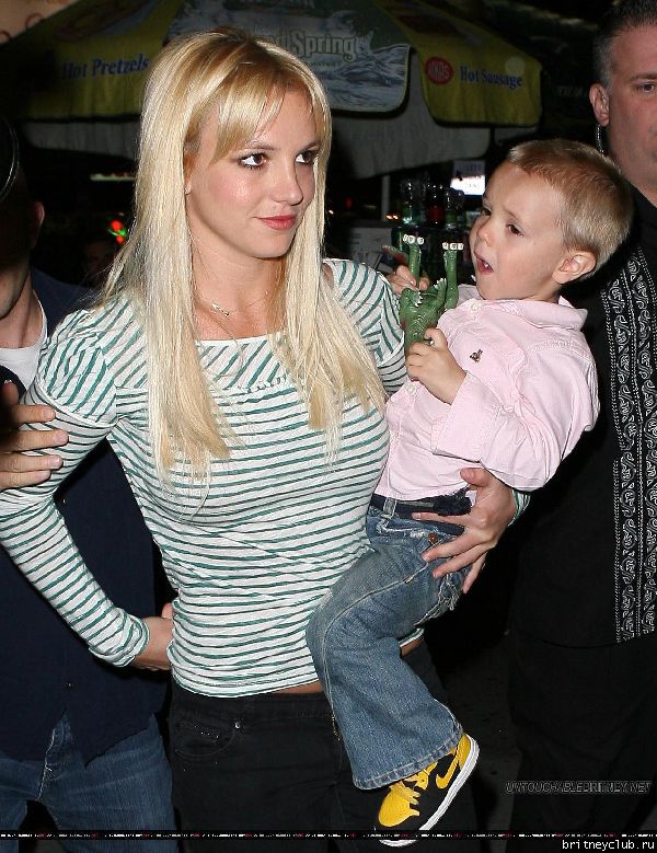 Бритни с детьми посещает мюзикл 19.jpg(Бритни Спирс, Britney Spears)
