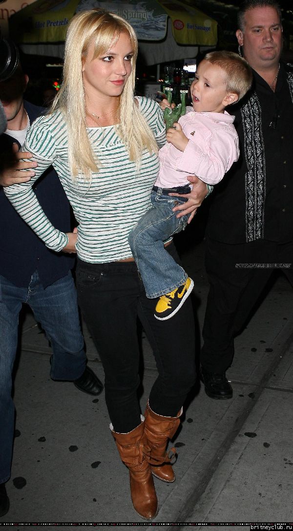 Бритни с детьми посещает мюзикл 20.jpg(Бритни Спирс, Britney Spears)