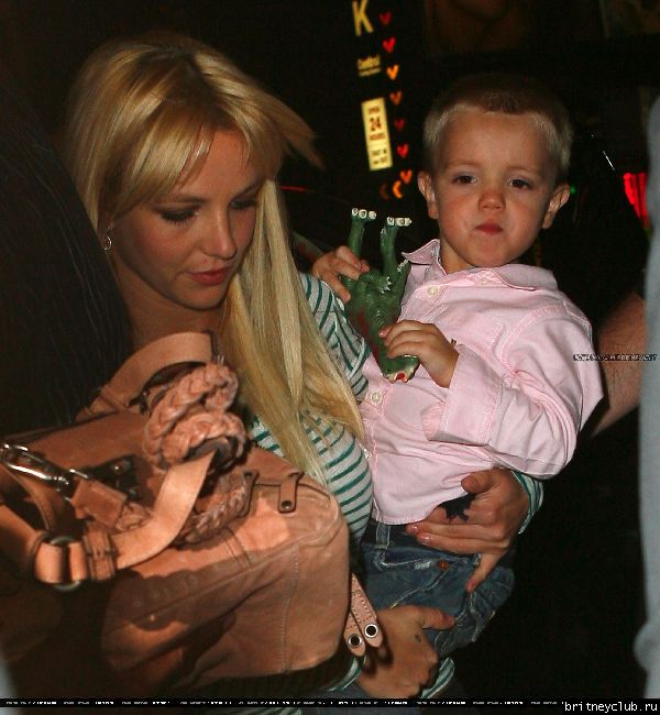 Бритни с детьми посещает мюзикл 21.jpg(Бритни Спирс, Britney Spears)