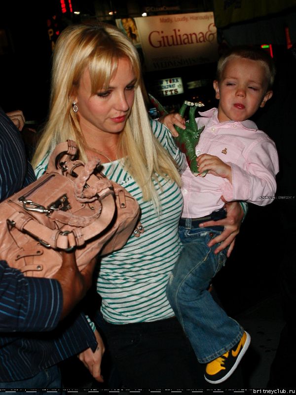 Бритни с детьми посещает мюзикл 23.jpg(Бритни Спирс, Britney Spears)
