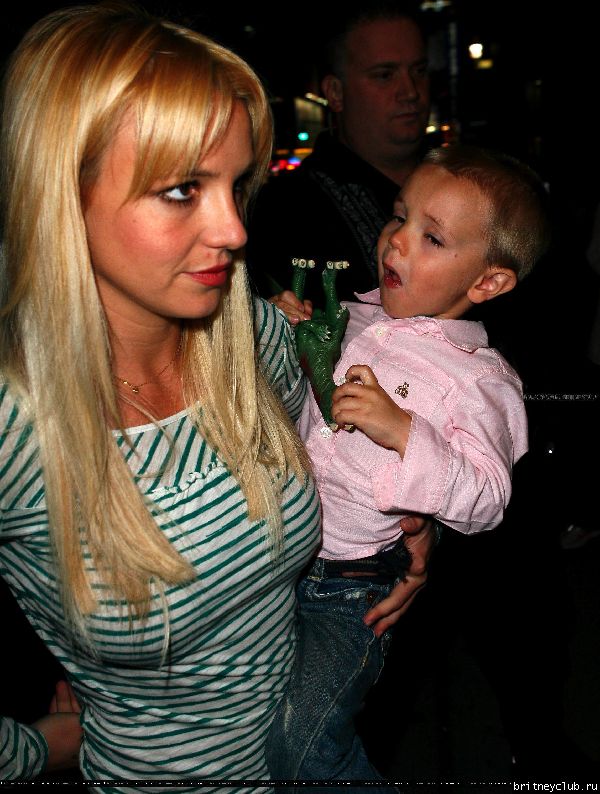 Бритни с детьми посещает мюзикл 24.jpg(Бритни Спирс, Britney Spears)
