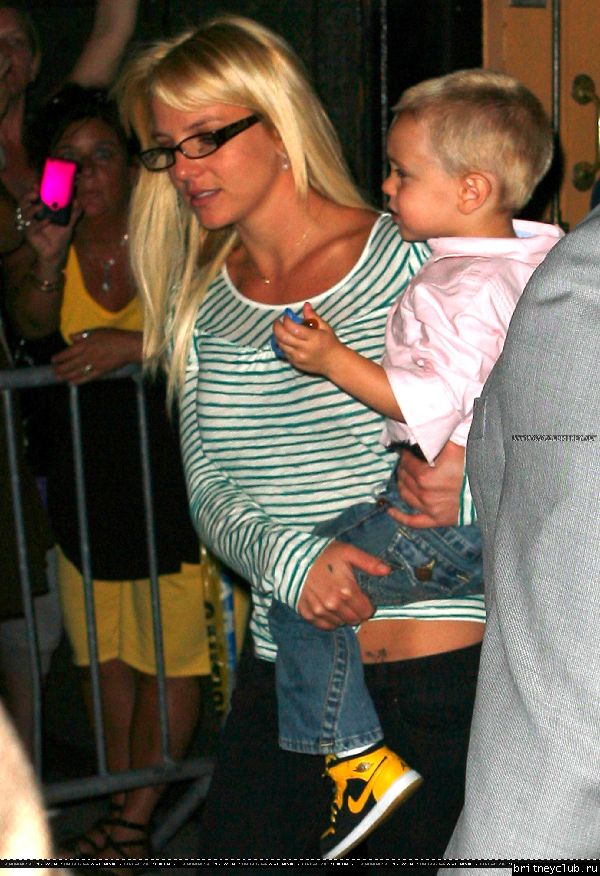 Бритни с детьми посещает мюзикл 25.jpg(Бритни Спирс, Britney Spears)