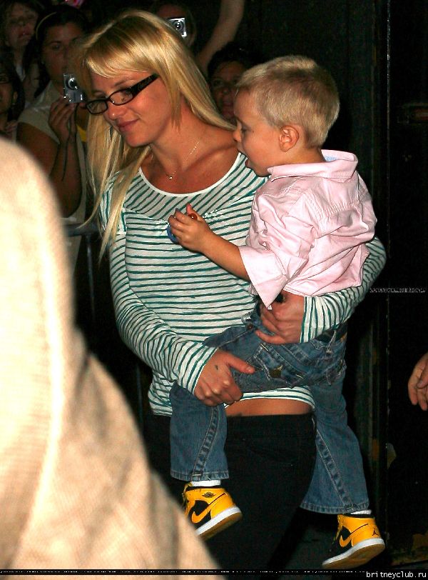 Бритни с детьми посещает мюзикл 26.jpg(Бритни Спирс, Britney Spears)