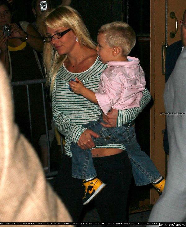 Бритни с детьми посещает мюзикл 27.jpg(Бритни Спирс, Britney Spears)