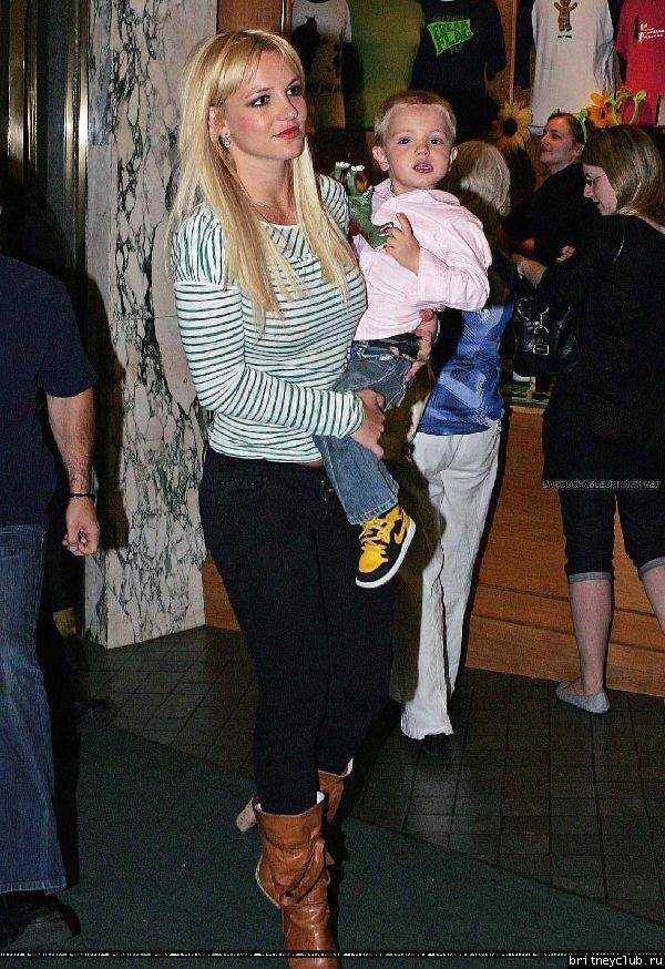Бритни с детьми посещает мюзикл 28.jpg(Бритни Спирс, Britney Spears)