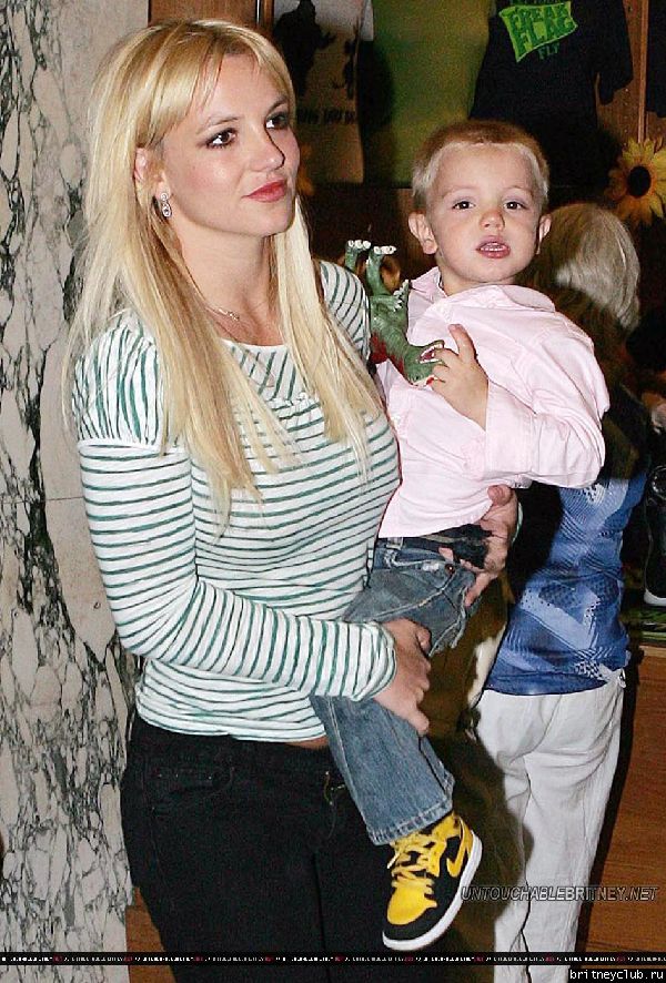 Бритни с детьми посещает мюзикл 29.jpg(Бритни Спирс, Britney Spears)