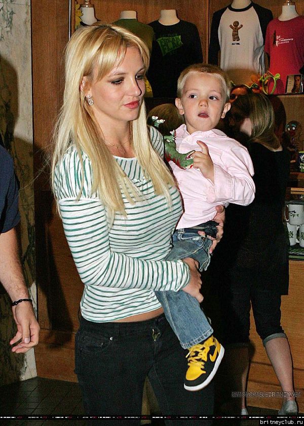 Бритни с детьми посещает мюзикл 31.jpg(Бритни Спирс, Britney Spears)