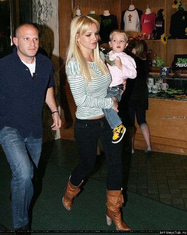 Бритни с детьми посещает мюзикл 32.jpg(Бритни Спирс, Britney Spears)