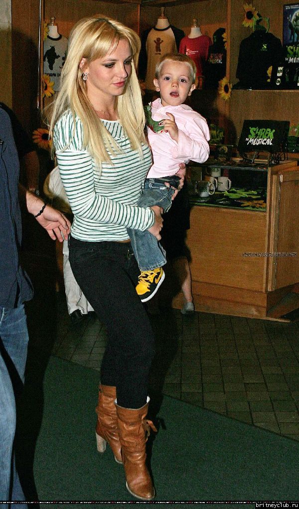Бритни с детьми посещает мюзикл 33.jpg(Бритни Спирс, Britney Spears)
