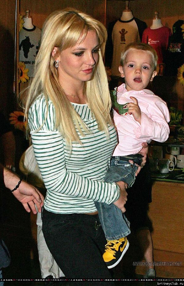 Бритни с детьми посещает мюзикл 34.jpg(Бритни Спирс, Britney Spears)