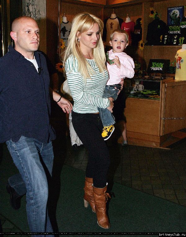 Бритни с детьми посещает мюзикл 35.jpg(Бритни Спирс, Britney Spears)
