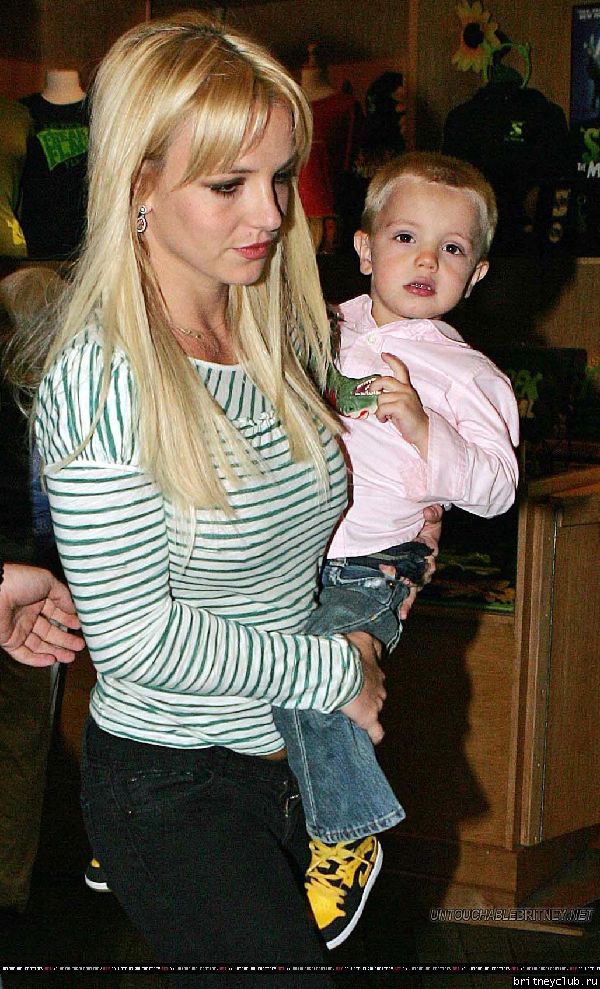 Бритни с детьми посещает мюзикл 37.jpg(Бритни Спирс, Britney Spears)