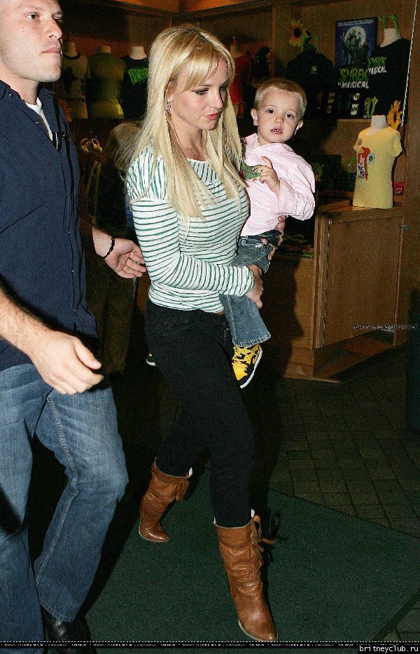 Бритни с детьми посещает мюзикл 38.jpg(Бритни Спирс, Britney Spears)