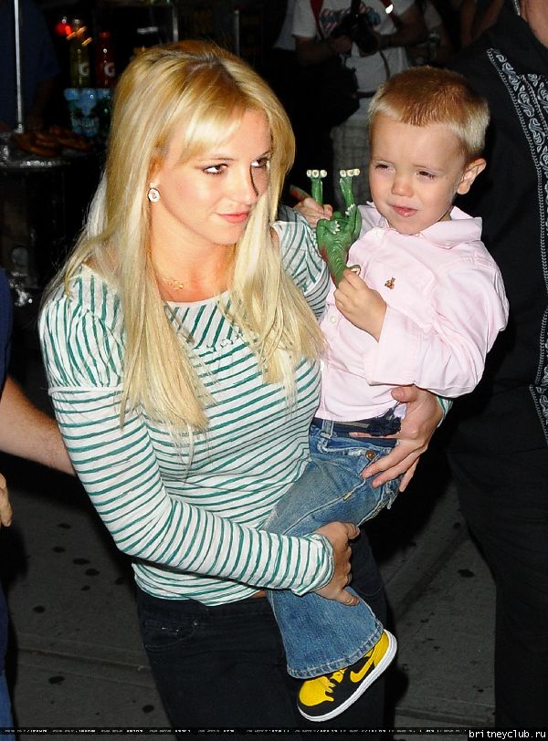 Бритни с детьми посещает мюзикл 40.jpg(Бритни Спирс, Britney Spears)