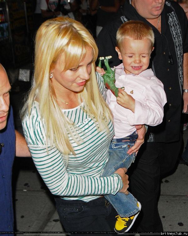 Бритни с детьми посещает мюзикл 41.jpg(Бритни Спирс, Britney Spears)