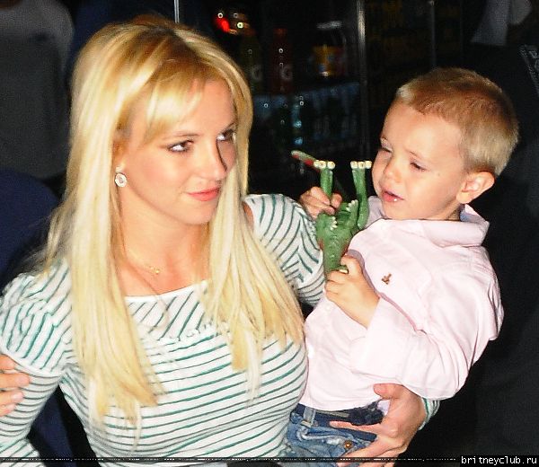 Бритни с детьми посещает мюзикл 42.jpg(Бритни Спирс, Britney Spears)