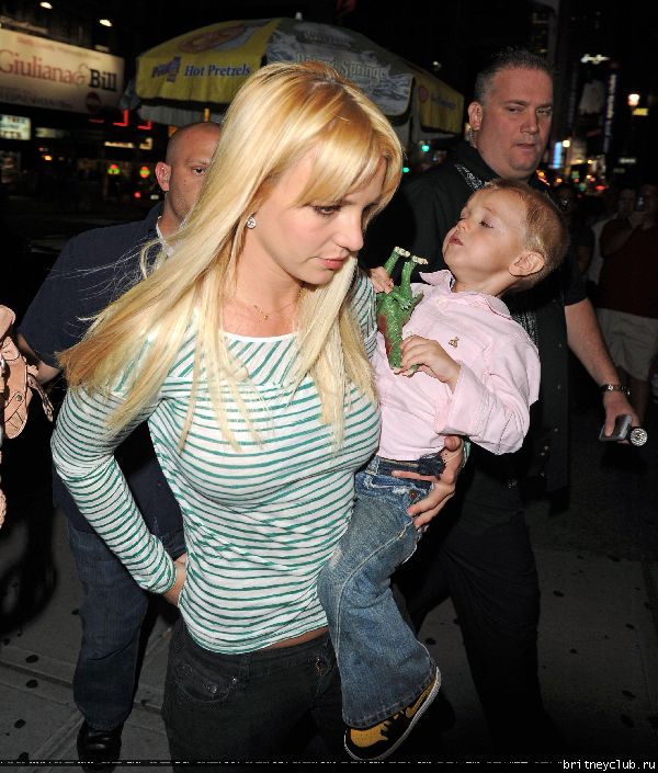 Бритни с детьми посещает мюзикл 47.jpg(Бритни Спирс, Britney Spears)
