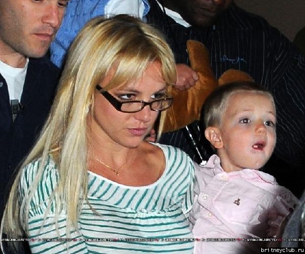 Бритни с детьми посещает мюзикл 59.jpg(Бритни Спирс, Britney Spears)
