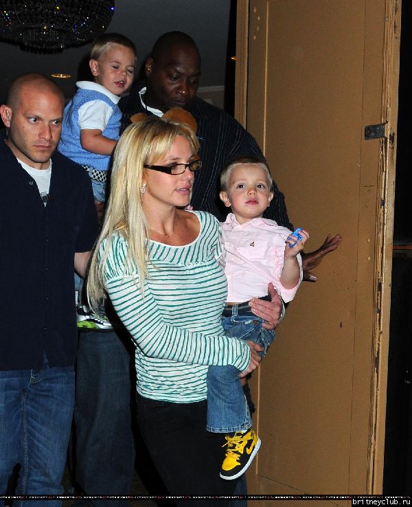 Бритни с детьми посещает мюзикл 60.jpg(Бритни Спирс, Britney Spears)