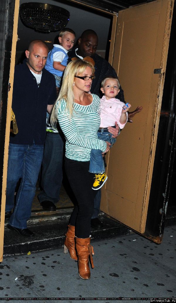 Бритни с детьми посещает мюзикл 61.jpg(Бритни Спирс, Britney Spears)