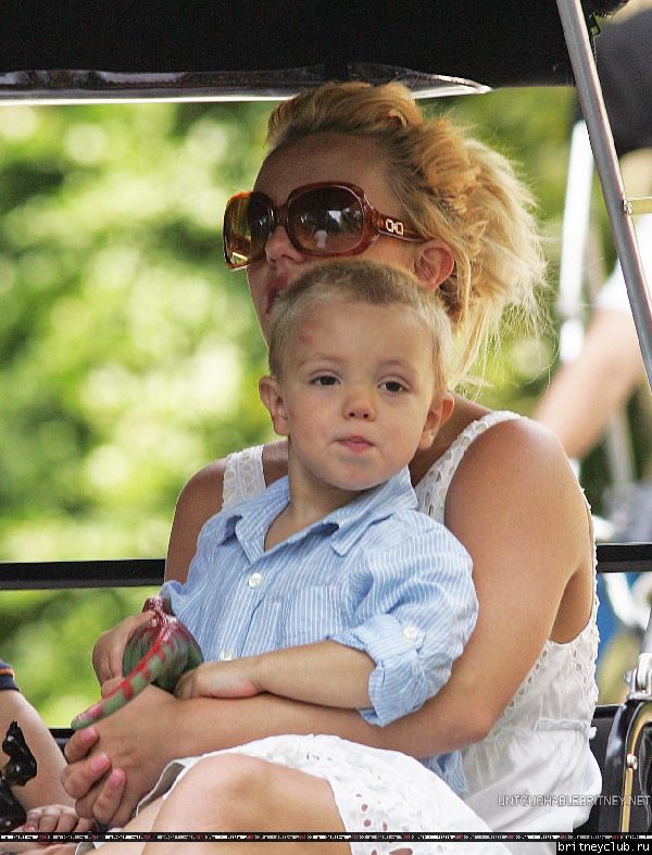 Бритни гуляет с детьми в Центральном парке Нью-Йорка02.jpg(Бритни Спирс, Britney Spears)