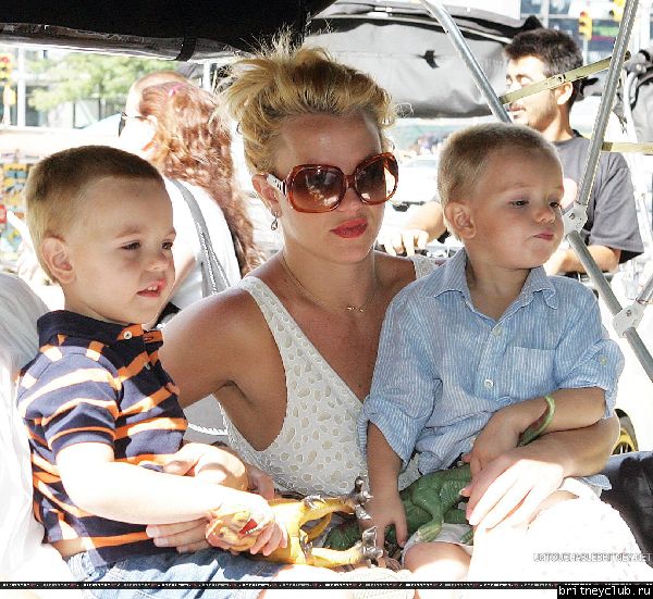 Бритни гуляет с детьми в Центральном парке Нью-Йорка05.jpg(Бритни Спирс, Britney Spears)