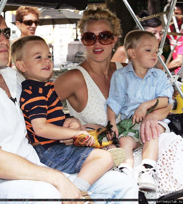 Бритни гуляет с детьми в Центральном парке Нью-Йорка06.jpg(Бритни Спирс, Britney Spears)