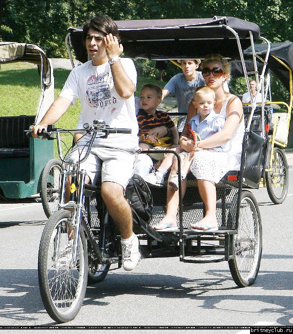 Бритни гуляет с детьми в Центральном парке Нью-Йорка33.jpg(Бритни Спирс, Britney Spears)