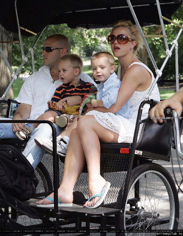 Бритни гуляет с детьми в Центральном парке Нью-Йорка34.jpg(Бритни Спирс, Britney Spears)
