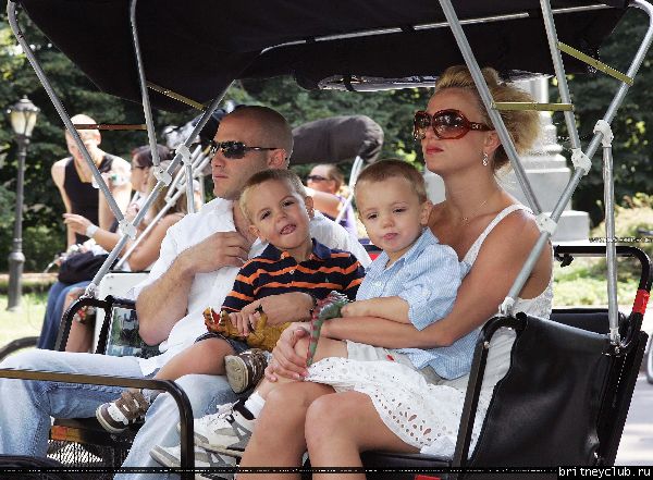 Бритни гуляет с детьми в Центральном парке Нью-Йорка35.jpg(Бритни Спирс, Britney Spears)