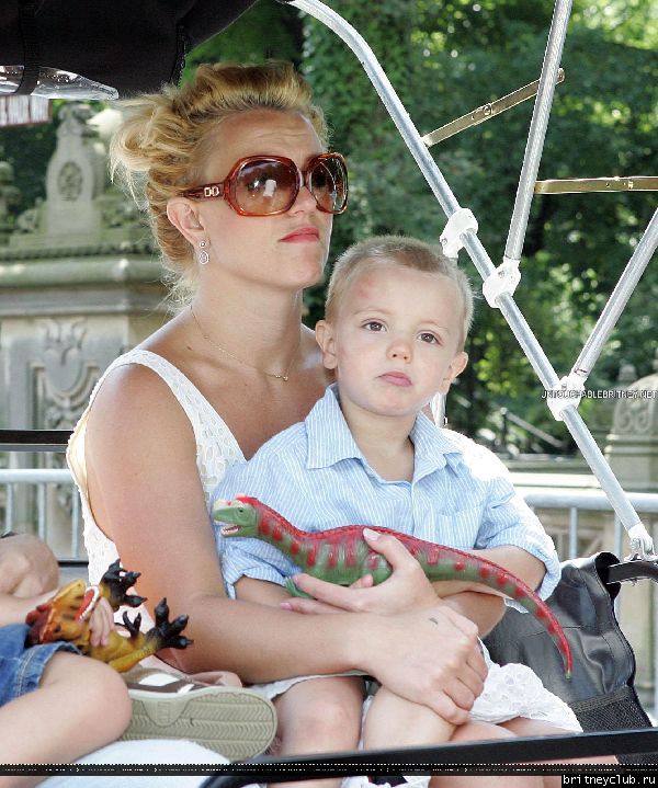Бритни гуляет с детьми в Центральном парке Нью-Йорка36.jpg(Бритни Спирс, Britney Spears)