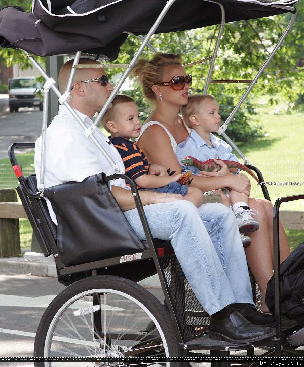 Бритни гуляет с детьми в Центральном парке Нью-Йорка37.jpg(Бритни Спирс, Britney Spears)