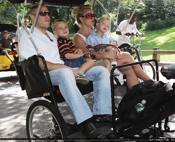Бритни гуляет с детьми в Центральном парке Нью-Йорка38.jpg(Бритни Спирс, Britney Spears)