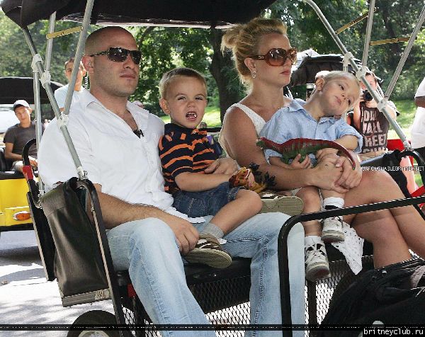 Бритни гуляет с детьми в Центральном парке Нью-Йорка39.jpg(Бритни Спирс, Britney Spears)