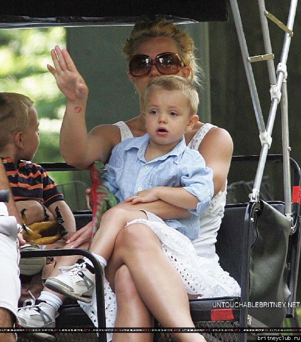 Бритни гуляет с детьми в Центральном парке Нью-Йорка40.jpg(Бритни Спирс, Britney Spears)