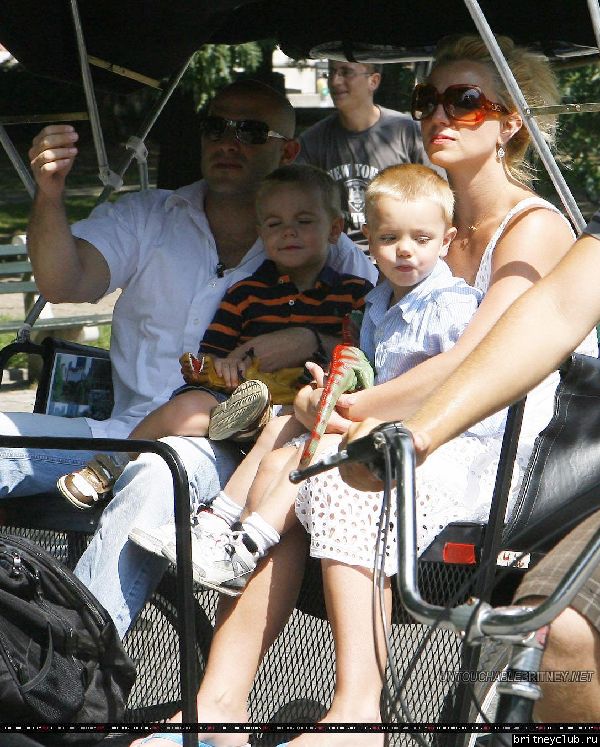 Бритни гуляет с детьми в Центральном парке Нью-Йорка56.jpg(Бритни Спирс, Britney Spears)