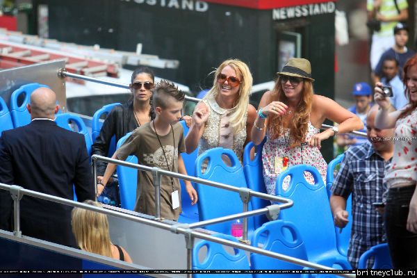 Бритни катается на двухэтажном автобусе по  Нью-Йорку05.jpg(Бритни Спирс, Britney Spears)