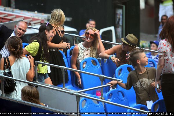 Бритни катается на двухэтажном автобусе по  Нью-Йорку06.jpg(Бритни Спирс, Britney Spears)