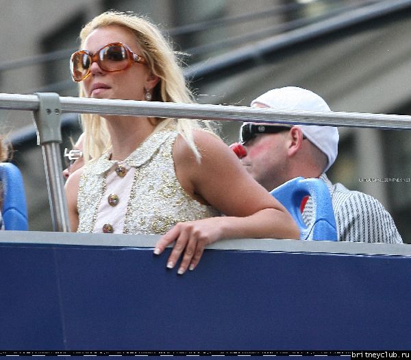 Бритни катается на двухэтажном автобусе по  Нью-Йорку12.jpg(Бритни Спирс, Britney Spears)
