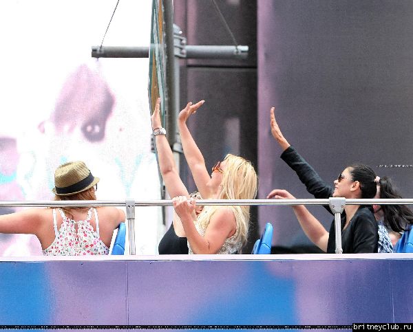 Бритни катается на двухэтажном автобусе по  Нью-Йорку37.jpg(Бритни Спирс, Britney Spears)