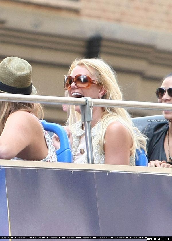 Бритни катается на двухэтажном автобусе по  Нью-Йорку38.jpg(Бритни Спирс, Britney Spears)