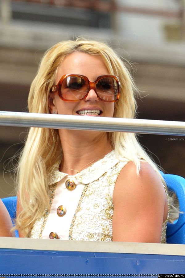 Бритни катается на двухэтажном автобусе по  Нью-Йорку39.jpg(Бритни Спирс, Britney Spears)
