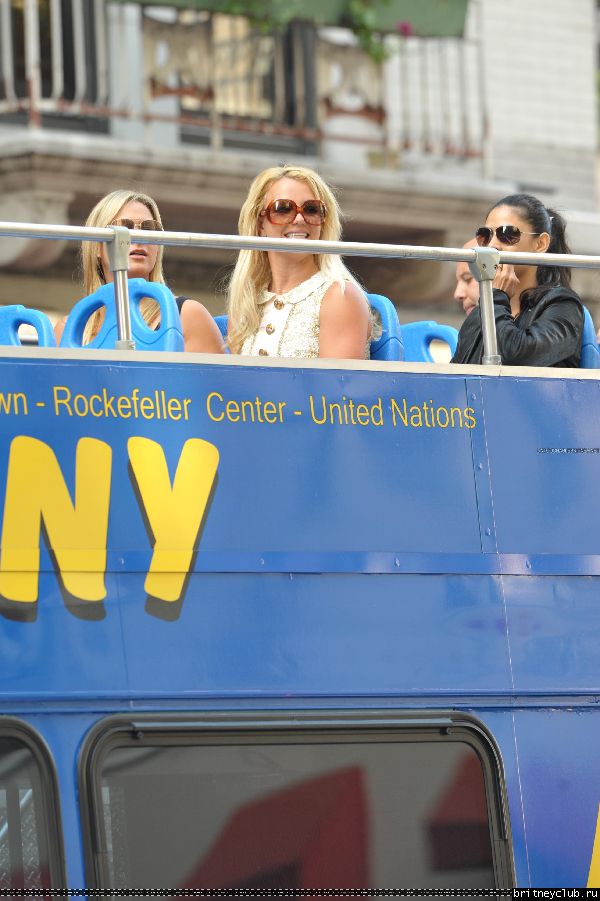Бритни катается на двухэтажном автобусе по  Нью-Йорку40.jpg(Бритни Спирс, Britney Spears)